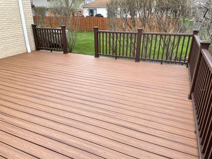 Trex decking & railing in Darien IL. 2022 WWW.DUPAGEDECKS.COM It Looks great